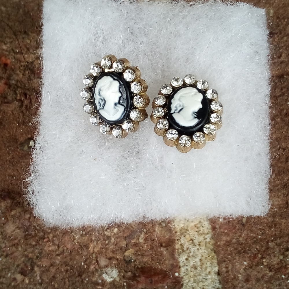 Vintage Cameo Earrings